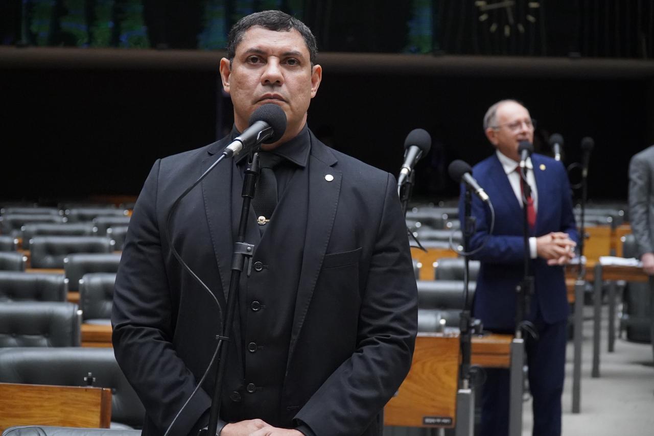 Coronel Ulysses em pé no plenário da Câmara dos Deputados, com microfone à sua frente