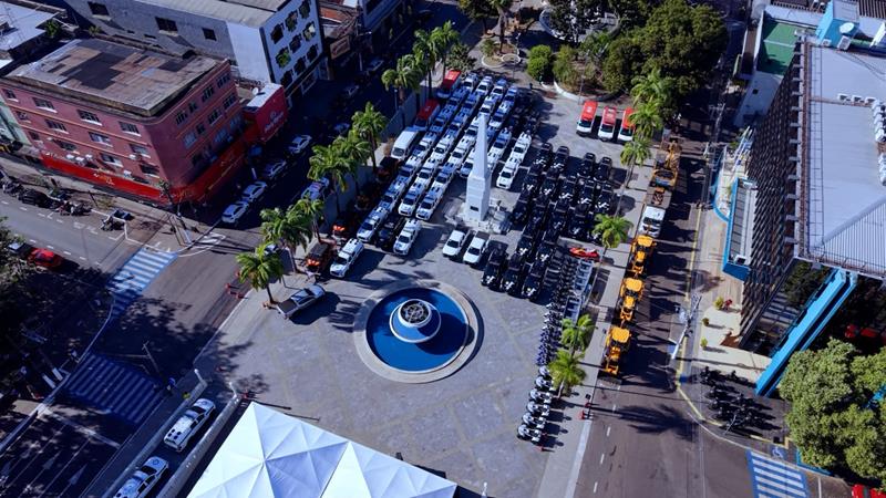 Viaturas enfileiradas em frente ao Palácio Rio Branco durante a entrega de 130 novos veículos à segurança pública do Acre